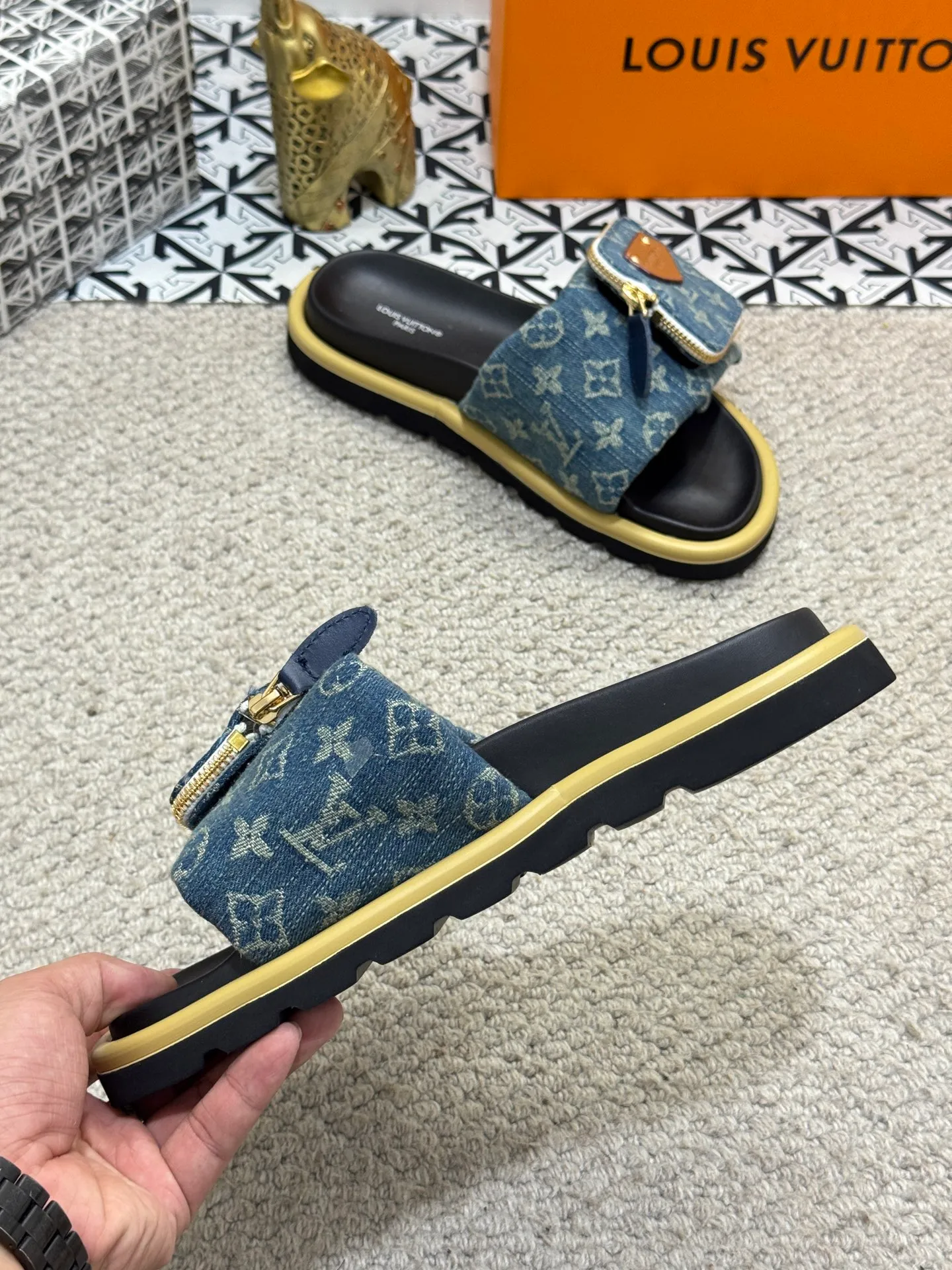 Men's shoes 💰400 [New style] 🦇🦇Top original order [Louis Vuitton] Couple style 👫Spring and summer style🎯🎯As an active family in the fashion industry ⭐ Lv is characterized by bold innovation ⚡Fabric down cloth🔥 Combined outsole, clean and tidy ⚡Fashionable and generous🌹Multiple colors available..Size: 36-44 (45 customized